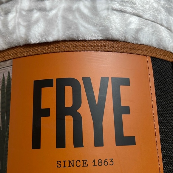 Frye - Plush Blanket / Fleece - Picture 2 of 5